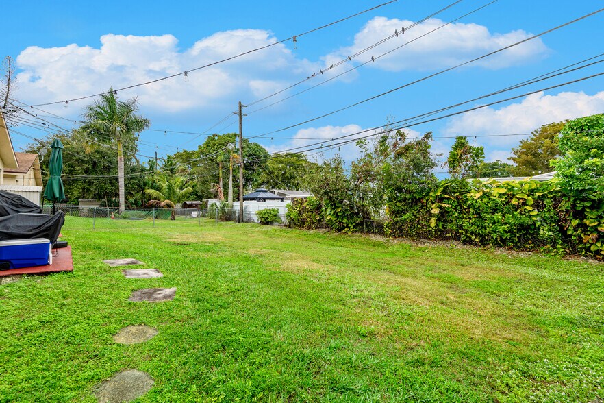 More Photos Of 4063-4065 SW 51st St, Fort Lauderdale Apartments For Sale