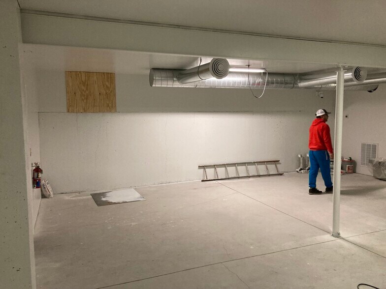 More Photos Of 258 E 5th St, Nederland Industrial For Sale