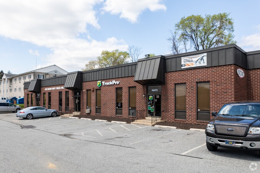 More Photos Of 1546-1556 Delmar Dr, Folcroft Showroom For Lease