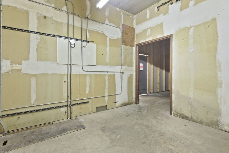More Photos Of 110-114 S Rum River Dr, Princeton General Retail For Lease