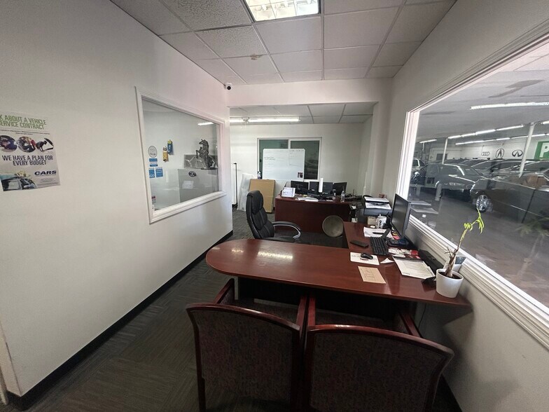 More Photos Of 9110 N Cave Creek Rd, Phoenix Auto Repair For Lease