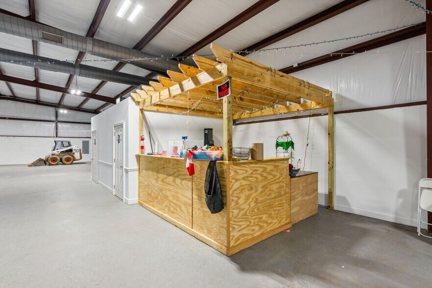 More Photos Of 308 Mill Creek Dr, Hull Warehouse For Sale