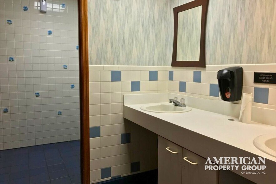 More Photos Of 3808 N Tamiami Trl, Sarasota Medical For Sale