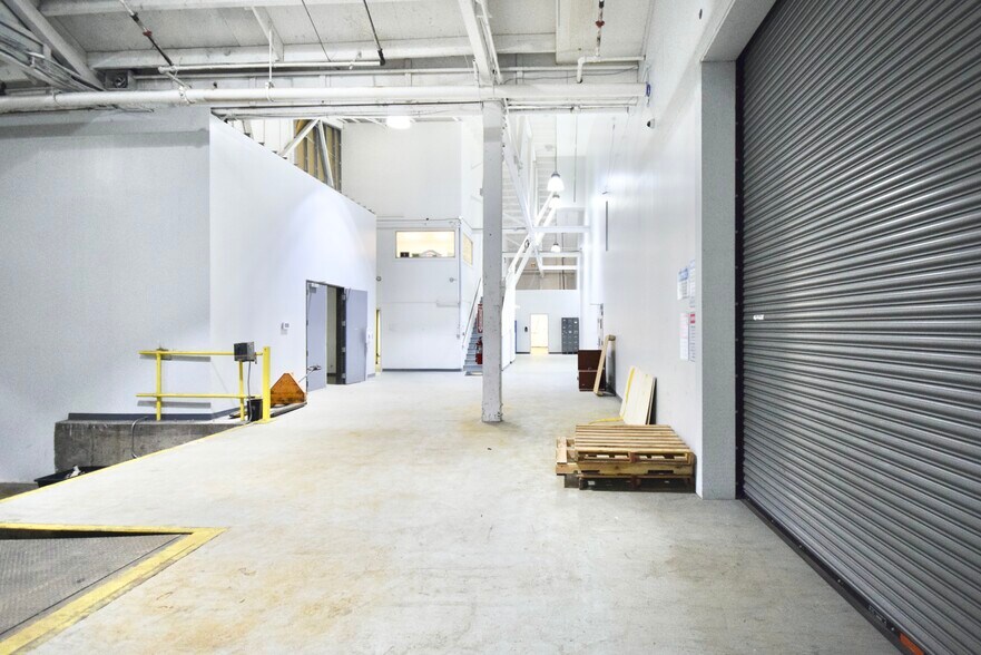 More Photos Of 2200 SE Mailwell Dr, Milwaukie Warehouse For Lease