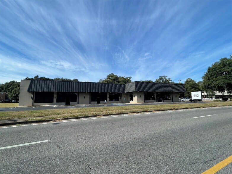 More Photos Of 602 Azalea Rd, Mobile Storefront For Sale