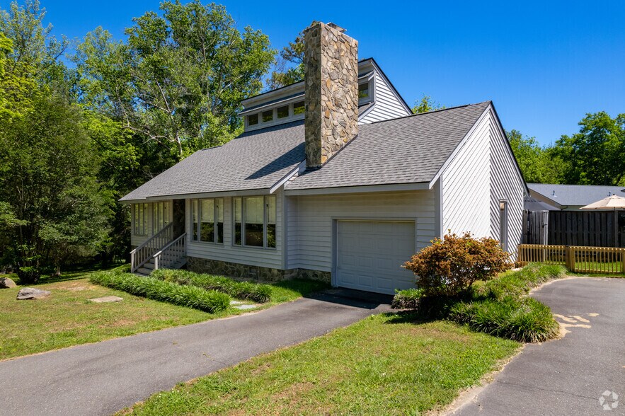 More Photos Of 719 New Hope Church Rd, Chapel Hill Veterinarian Kennel For Sale