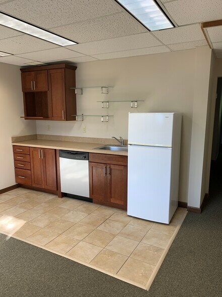 More Photos Of 88 Hopmeadow St, Weatogue Medical For Lease