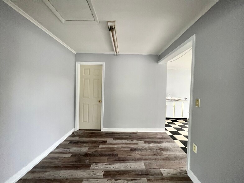 More Photos Of 444 North Ave, Hilton Restaurant For Lease