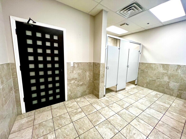 More Photos Of 419 S Lincoln St, Lowell Showroom For Lease