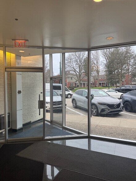 More Photos Of 800 N Old Woodward Ave, Birmingham Office For Lease