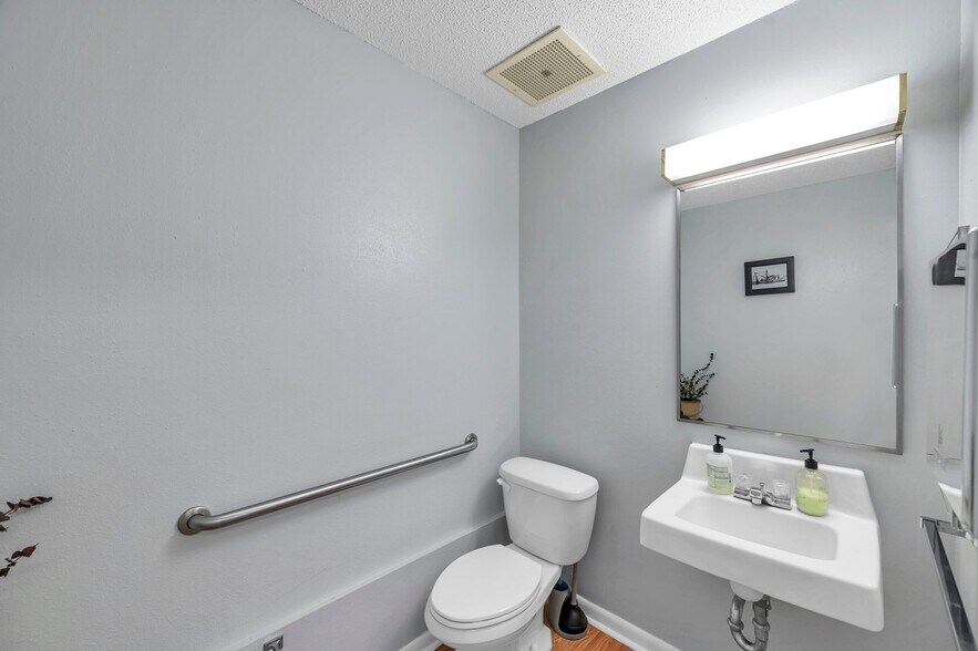 More Photos Of 561 S Duncan Ave, Clearwater Medical For Sale