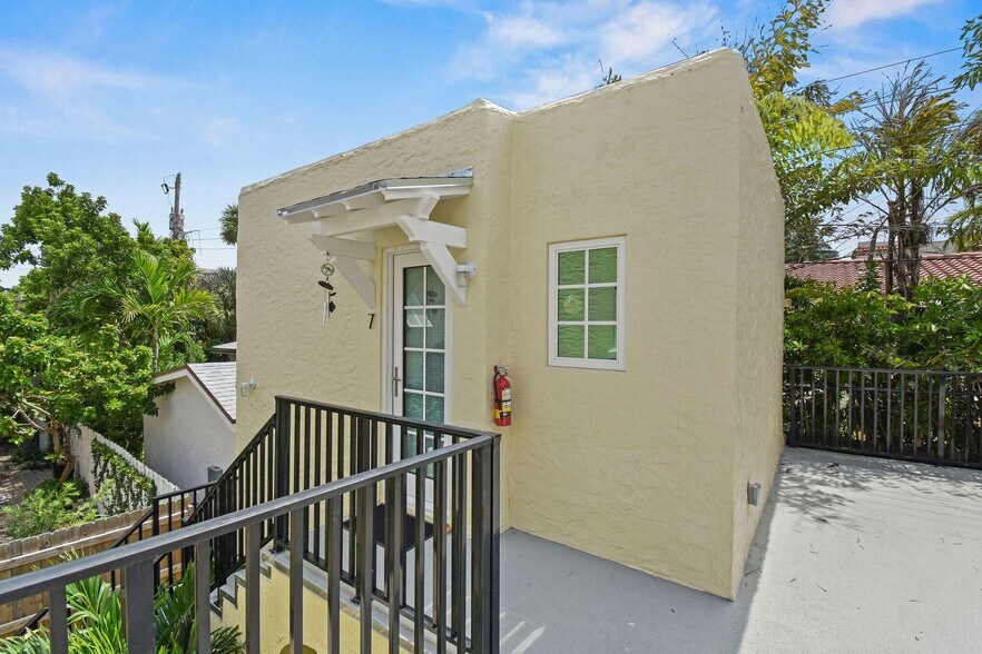 More Photos Of 212 Oleander Ave, Palm Beach Apartments For Sale