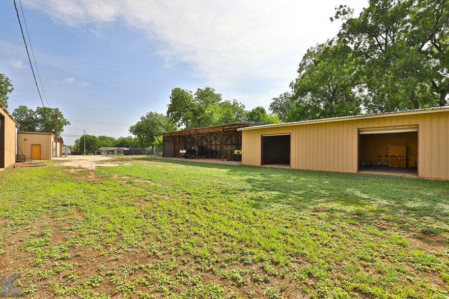 More Photos Of 411 E South 11th St, Abilene Warehouse For Lease
