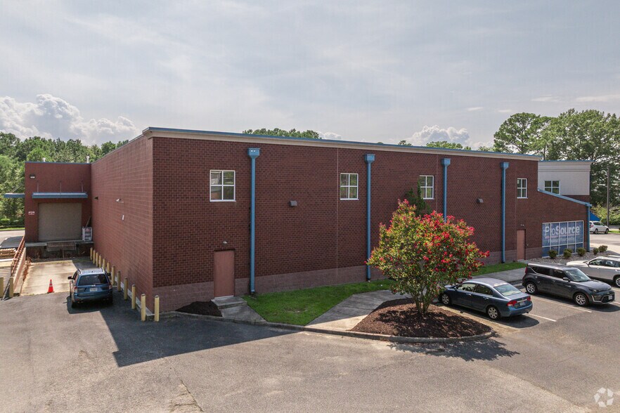 More Photos Of 301 Village Ave, Yorktown Freestanding For Lease