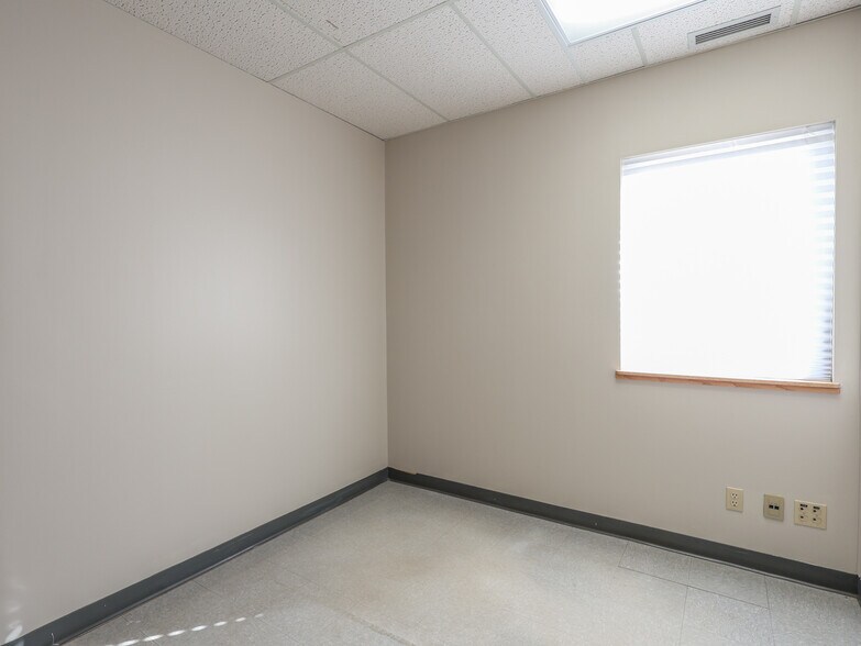 More Photos Of 5003 47 st, Stettler Office For Lease