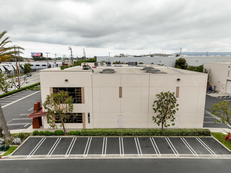 More Photos Of 19827 Hamilton Ave, Torrance Warehouse For Lease
