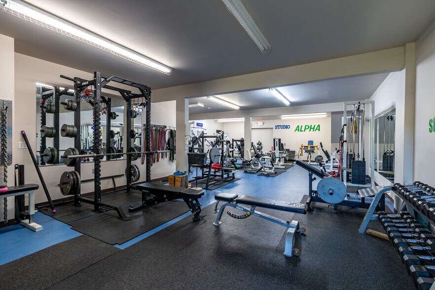 More Photos Of 2500 W 31st St, Lawrence Office For Sale