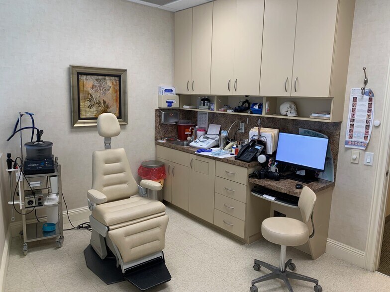 More Photos Of 670 Glades Rd, Boca Raton Medical For Sale