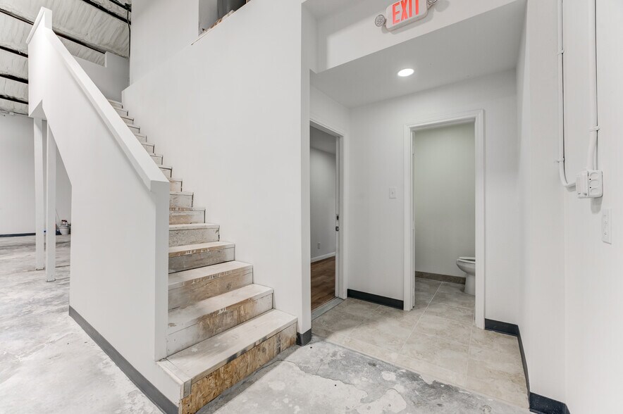 More Photos Of 10215 Papalote St, Houston Showroom For Sale