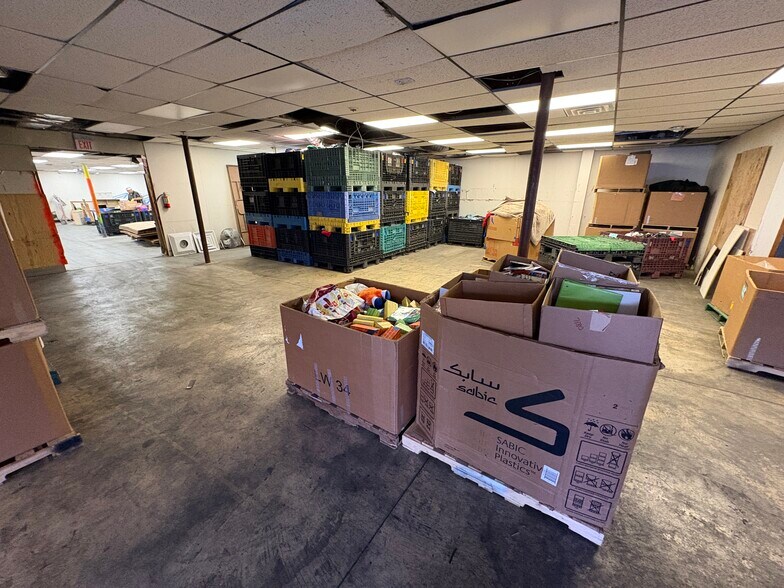 More Photos Of 2121 Van Deuren St, Green Bay General Retail For Sale