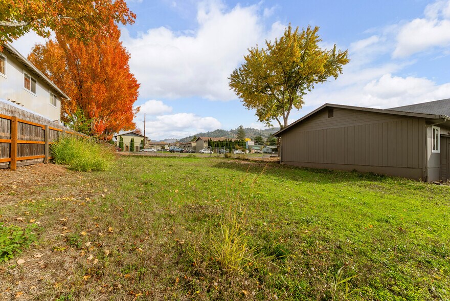 More Photos Of 132 NE Rifle Range St, Roseburg Apartments For Sale