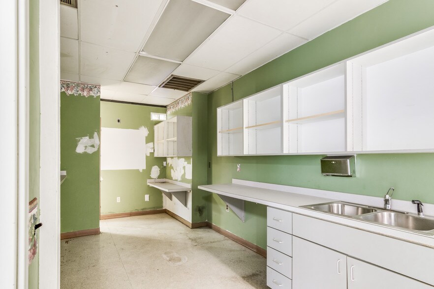 More Photos Of 5410 Allen Rd, Allen Park Medical For Sale