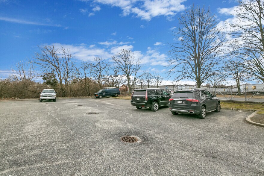 More Photos Of 241 Skip Ln, Bay Shore Warehouse For Sale