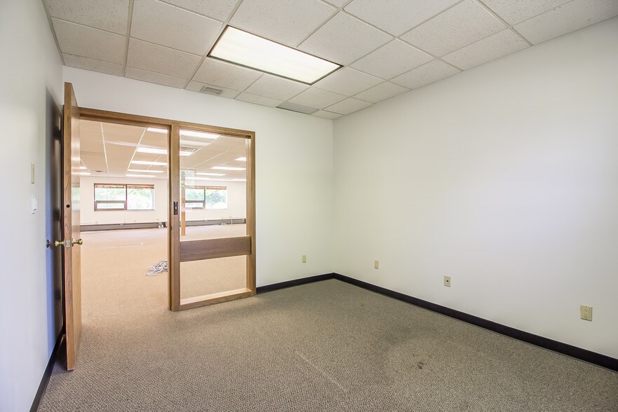 More Photos Of 4240 Hickory Ln, Sioux City Office For Lease