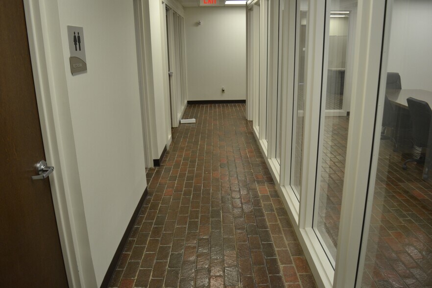 More Photos Of 5312 W Markham St, Little Rock Office For Sale