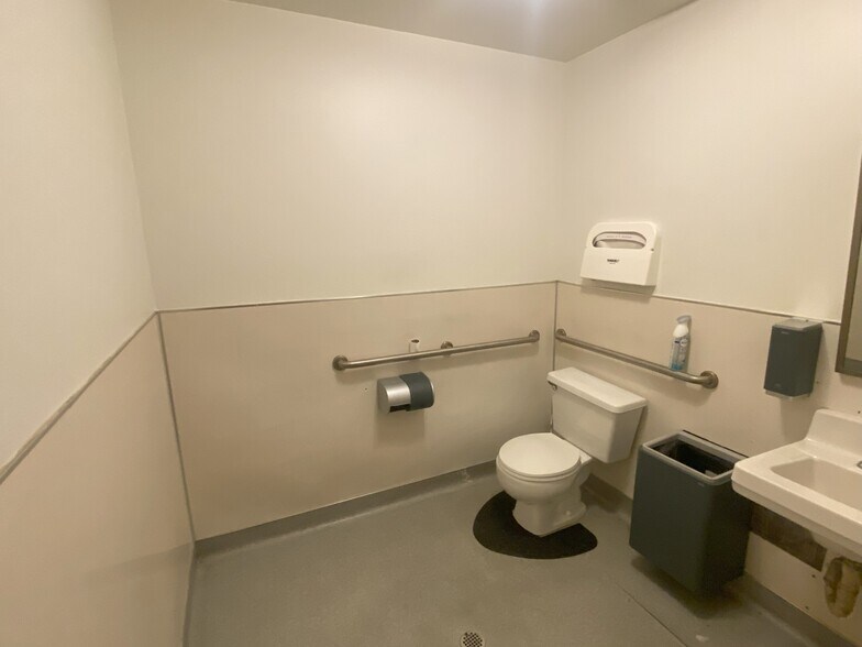 More Photos Of 7442 Vincent Cir, Huntington Beach Manufacturing For Lease