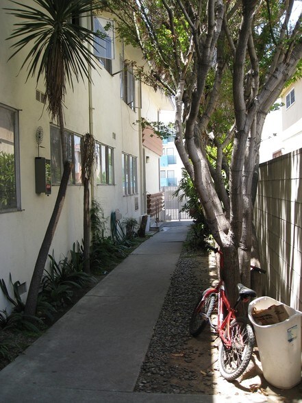 More Photos Of 736 S Gramercy Dr, Los Angeles Apartments For Sale