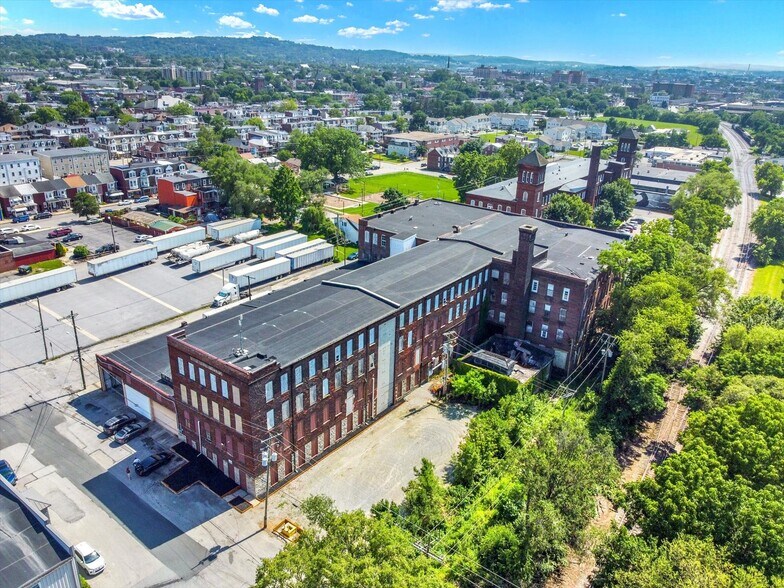 More Photos Of 701 E Hay St, York Warehouse For Lease