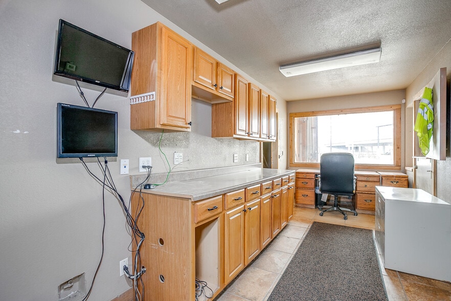 More Photos Of 10025 Jacksboro Hwy, Fort Worth Distribution For Sale