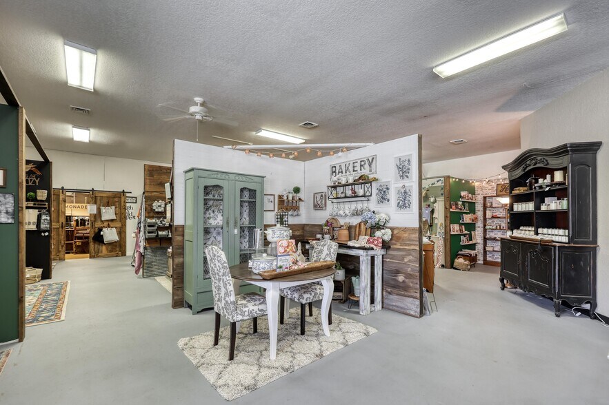 More Photos Of 8637 Oxbow Ln, Neosho Storefront Retail Residential For Sale