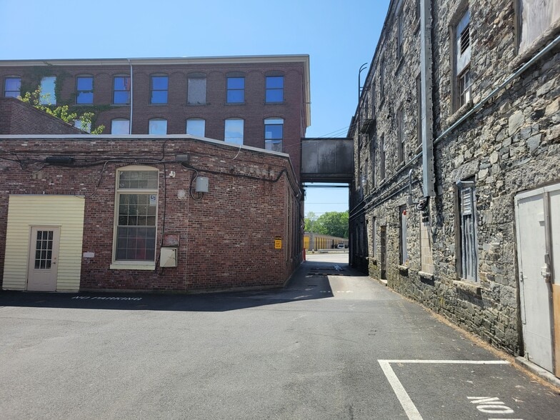 More Photos Of 100 Pleasant St, Dracut Self Storage For Lease