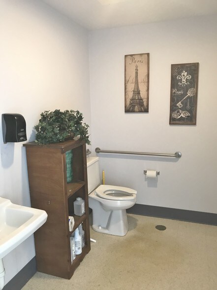 More Photos Of 1727 Peters Creek Rd NW, Roanoke Office For Lease