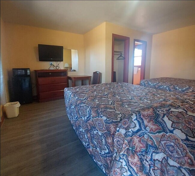 More Photos Of 1041 Westpoint Ave, Colorado City Hotel For Sale