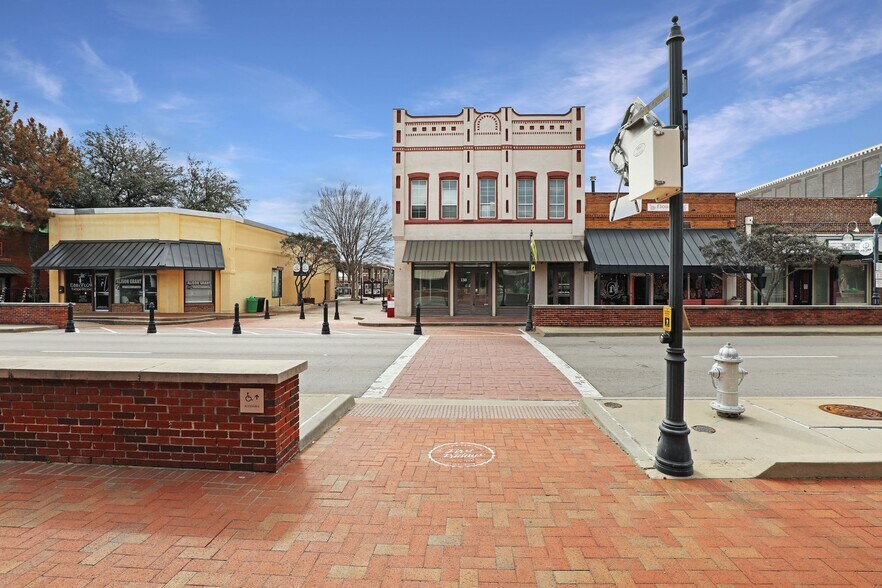 More Photos Of 150 W Main St, Lewisville Bar For Lease