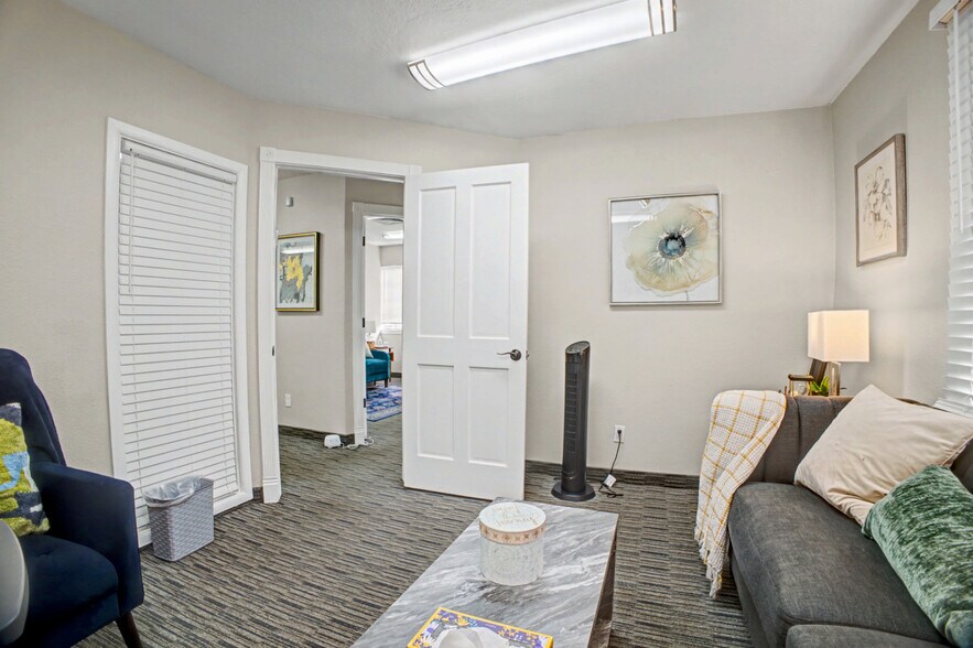 More Photos Of 555 W University Dr, Mesa Office For Lease