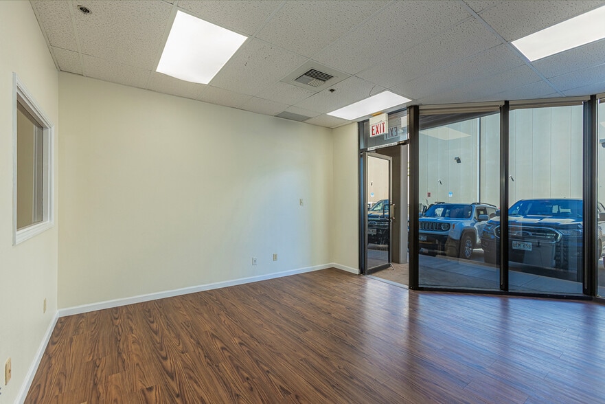 More Photos Of 300 Ohukai Rd, Kihei Showroom For Sale