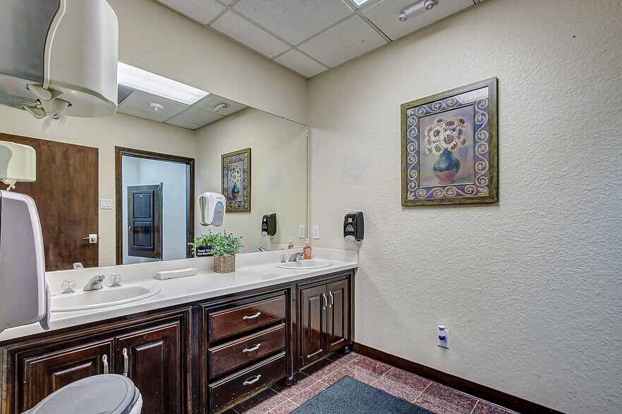 More Photos Of 4840 W Panther Creek Dr, The Woodlands Unknown For Lease