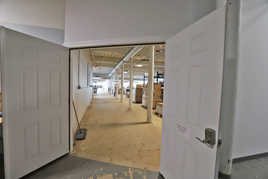 More Photos Of 657 Quarry St, Fall River Freestanding For Lease