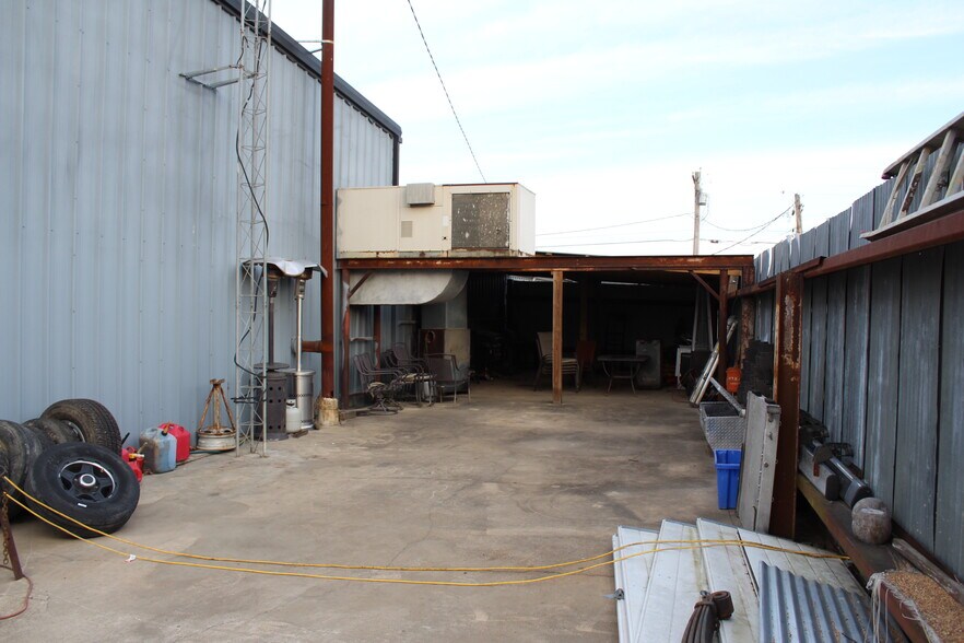 More Photos Of 1401 Black River Industrial Park Rd, Poplar Bluff Flex For Sale
