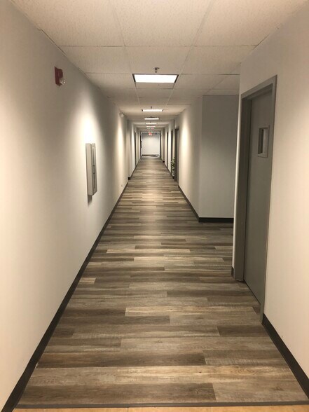 More Photos Of 405 S Washington Blvd, Mundelein Office For Sale
