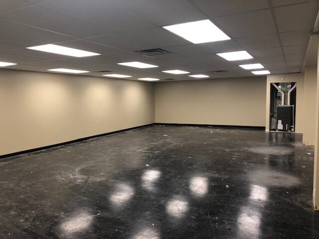 More Photos Of 5223-5227 Dixie Hwy, Louisville Storefront Retail Office For Lease