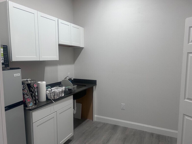 More Photos Of 200 Cypress Bend, Princeton Medical For Lease