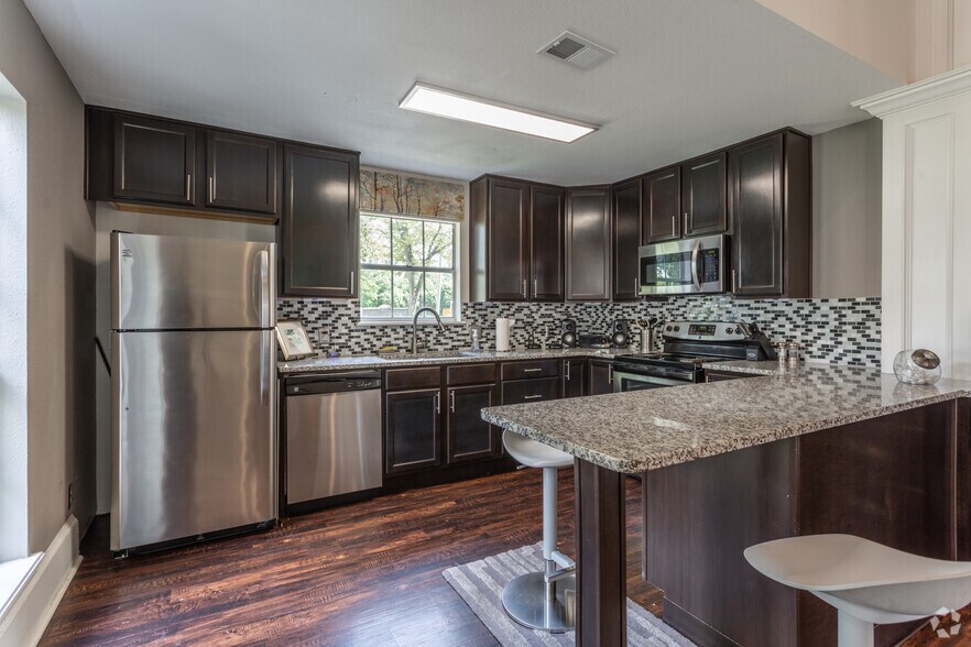 More Photos Of 127 W Plantation Dr, Lake Jackson Apartments For Sale