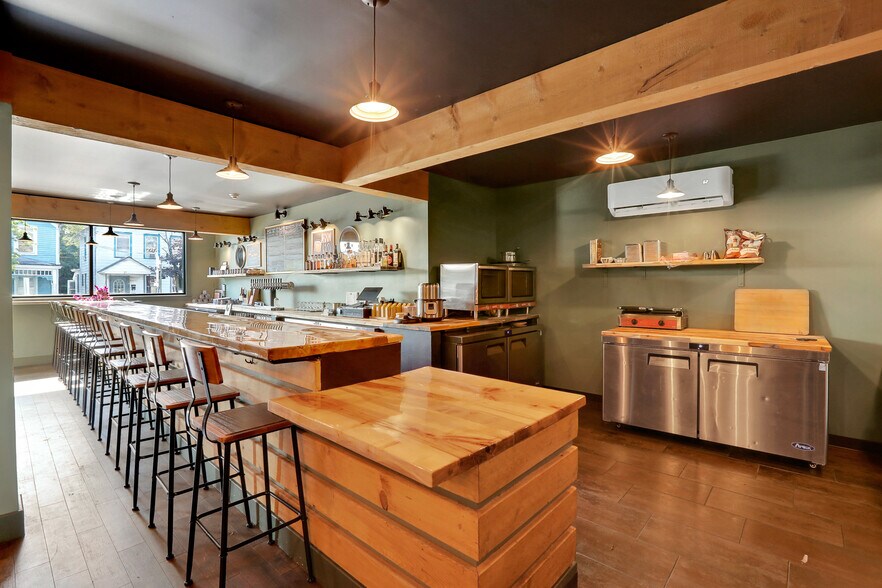 More Photos Of 21 O'neil St, Kingston Restaurant For Sale