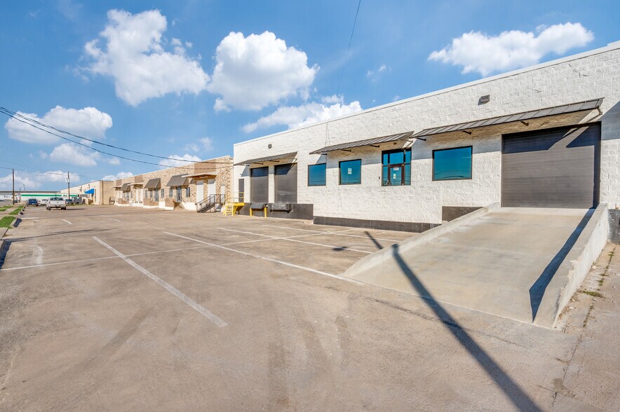 More Photos Of 2977 Congressman Ln, Dallas Distribution For Sale