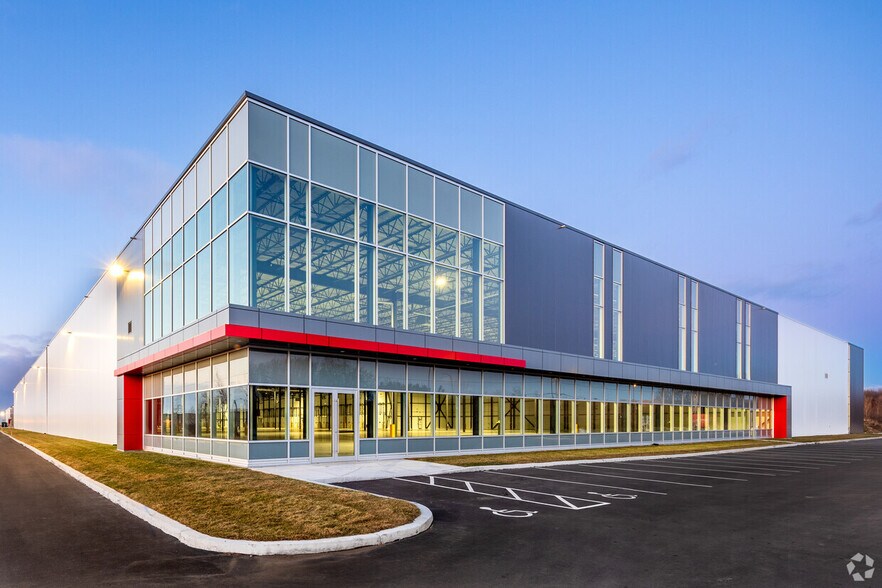 Primary Photo Of 1075 Boul Bd Gérard-Cadieux, Salaberry-de-valleyfield Distribution For Lease